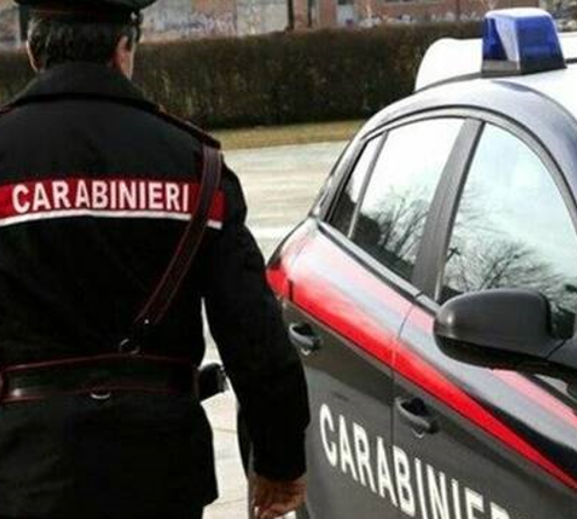 Minaccia e aggredisce un giovane con una mazza da baseball, denunciato 57enne