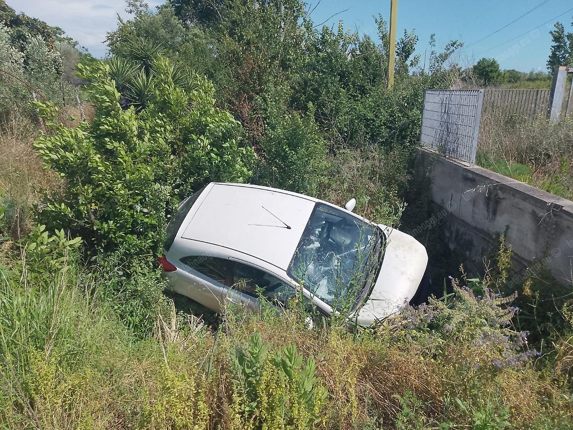Auto fuori strada in via Epitaffio, ferito un 47enne