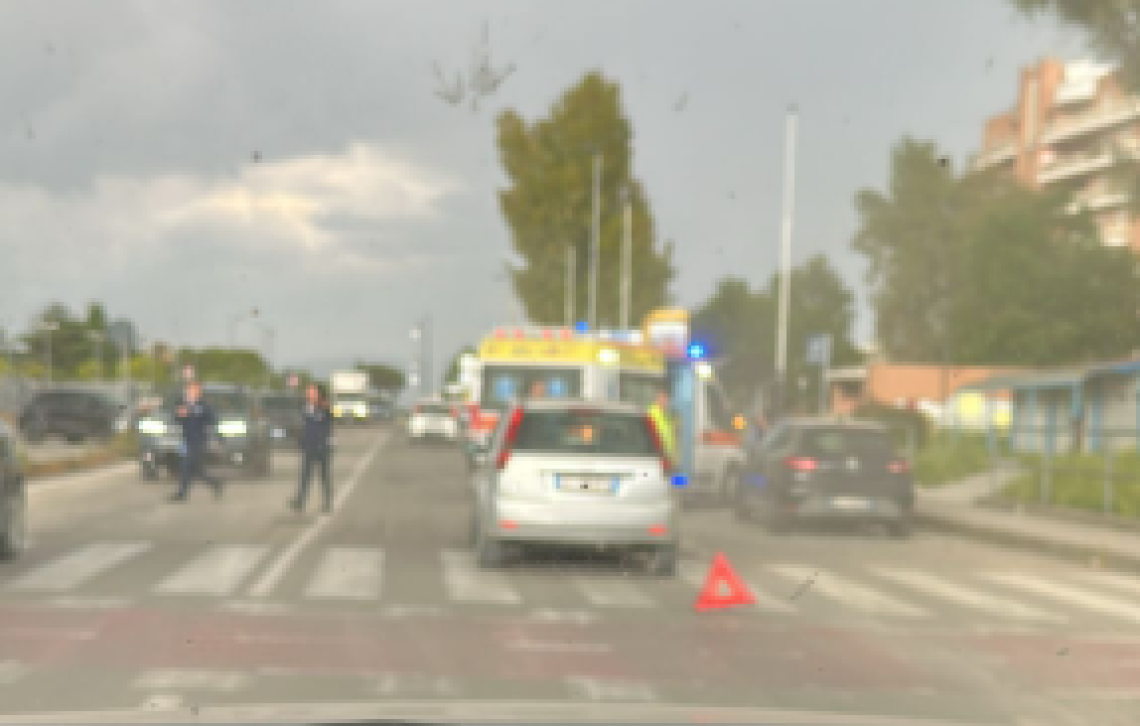 Investimento su via Carroceto, donna in codice rosso