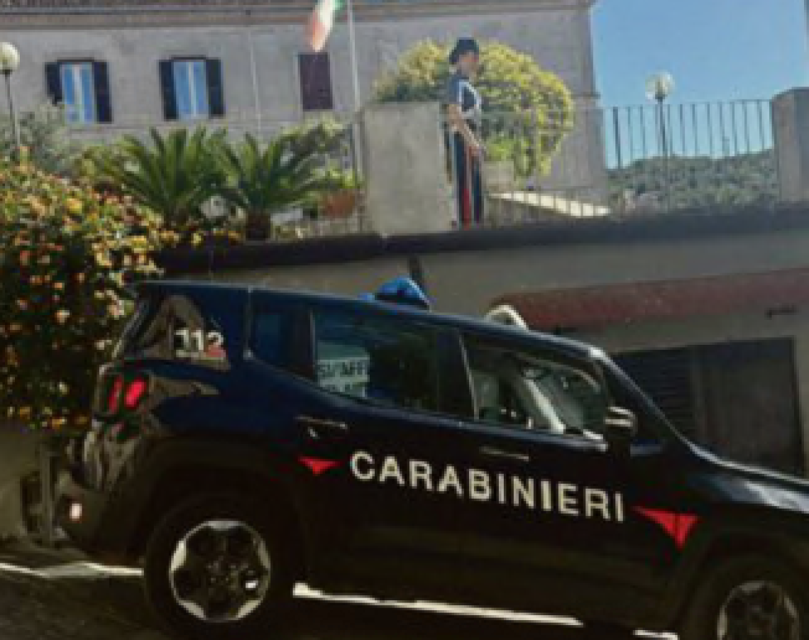 Una furibonda lite finisce nel sangue, 46enne accoltella il coinquilino