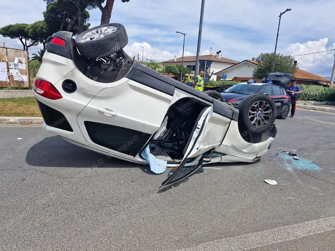 Incidente alla rotonda di San Vito: auto si ribalta dopo l&rsquo;impatto, disposti accertamenti sui conducenti