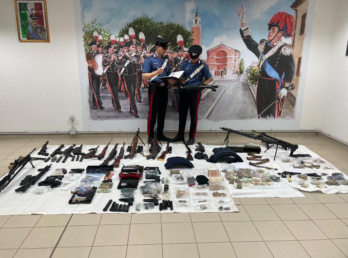 Arsenale da guerra in un appartamento ad Aprilia: arrestato uno spagnolo