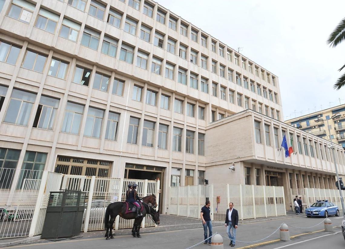 Accusa due vigilesse di omissione di soccorso, ma il giudice archivia: ora rischia il processo per calunnia