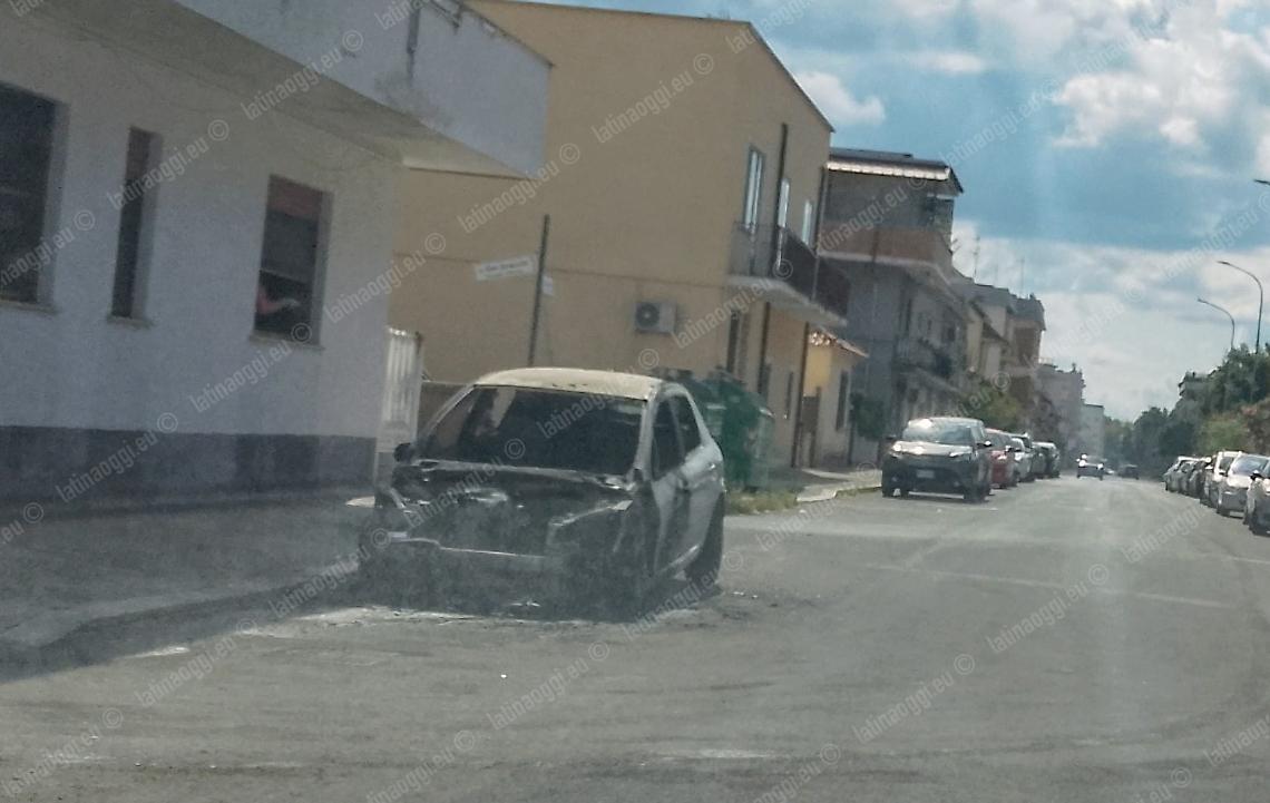 Mistero nella notte, a fuoco due auto