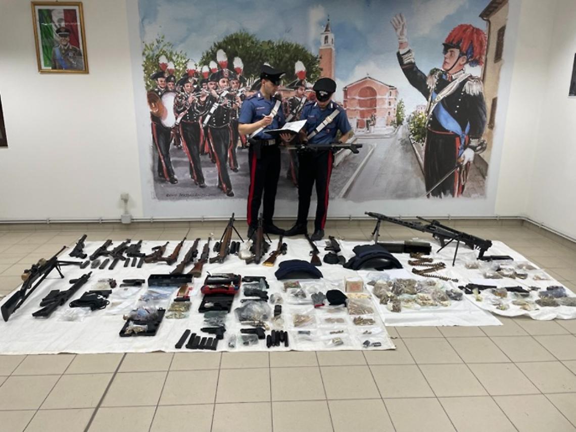 Arsenale da guerra in casa, l'arrestato in silenzio dal gip   