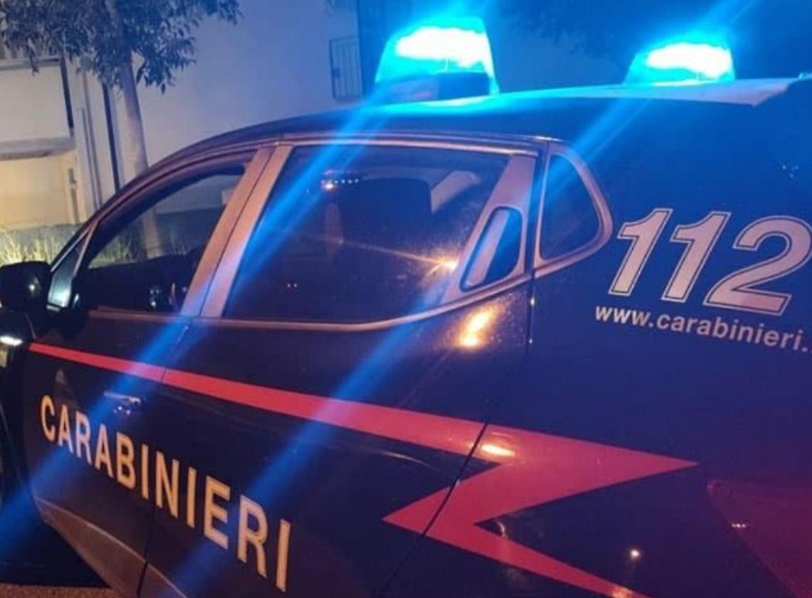 Trovati con la droga nell'auto e in casa, poi uno tenta la fuga: arrestati due ragazzi