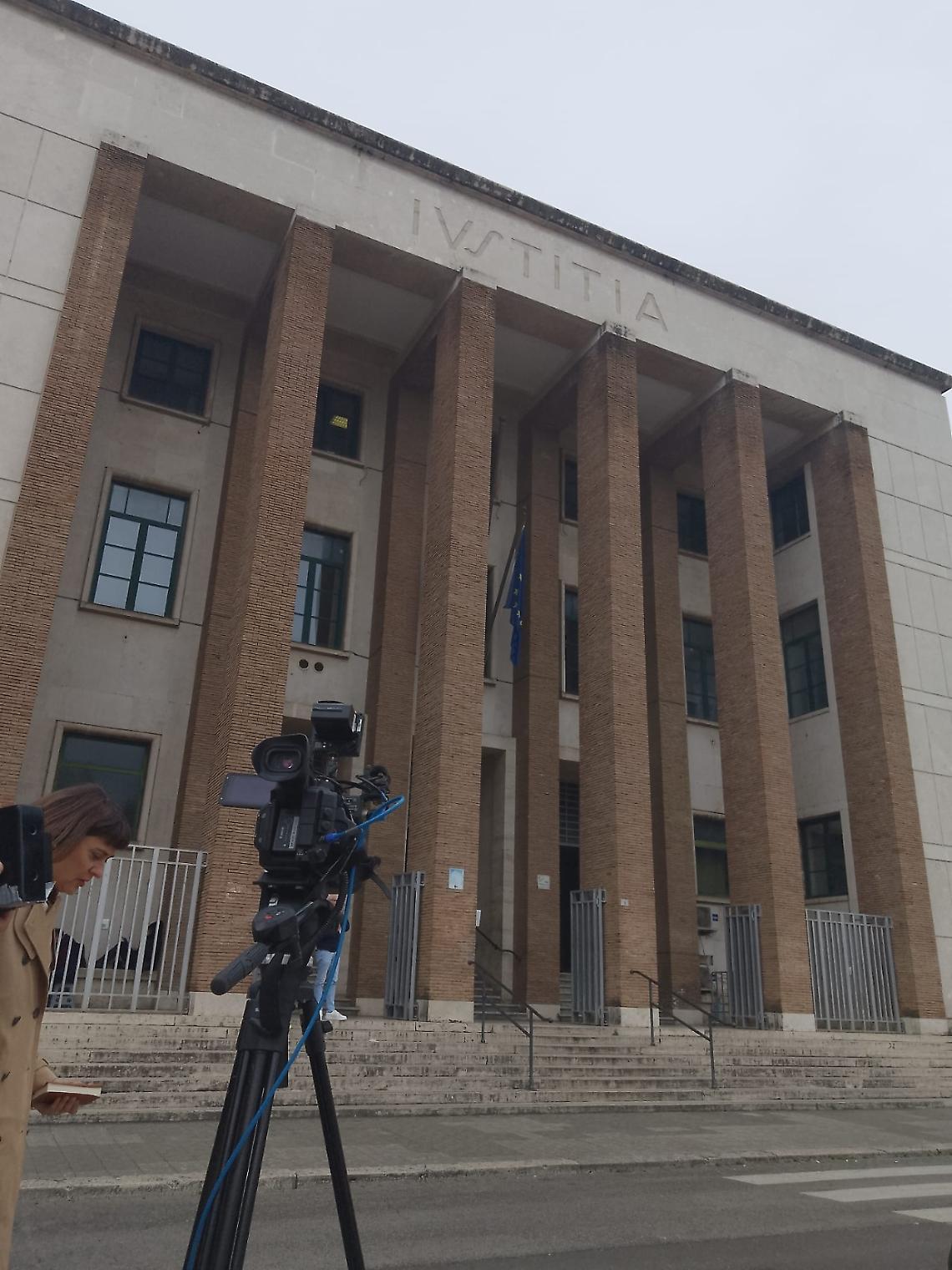 Furto nel mobilificio incendiato: arresto convalidato, tre giovani a processo