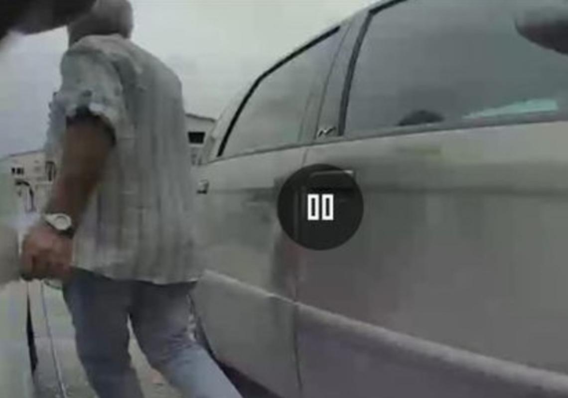 Riga le auto in sosta alla stazione: vandalo ripreso in video