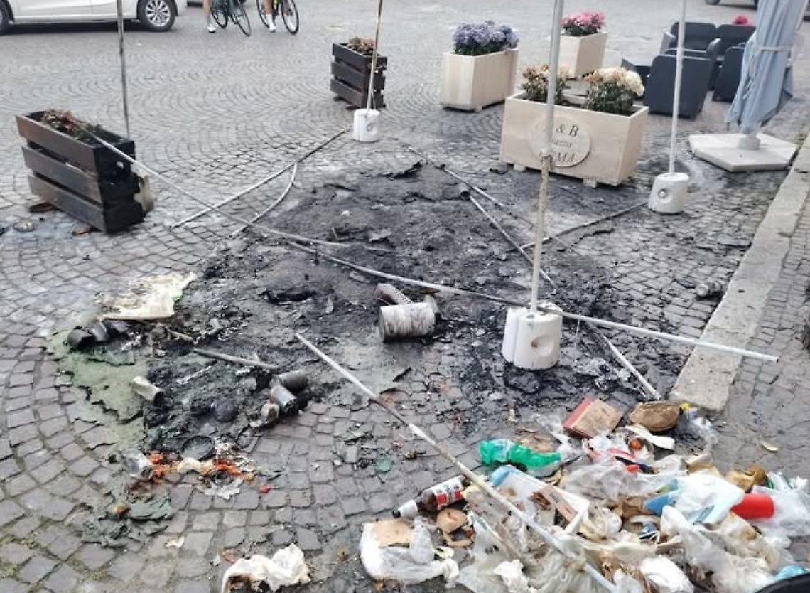 Gazebo in fiamme, paura in centro: c'è già un sospettato