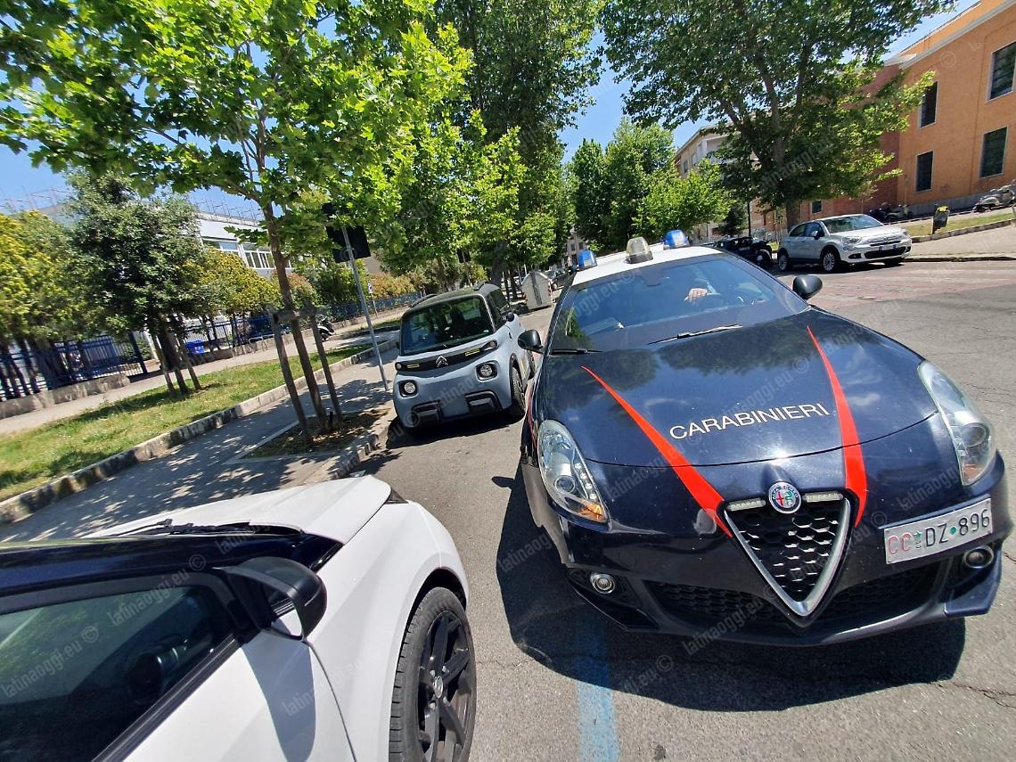 Sasso lanciato dalla strada, studentessa del liceo classico colpita in aula durante la lezione