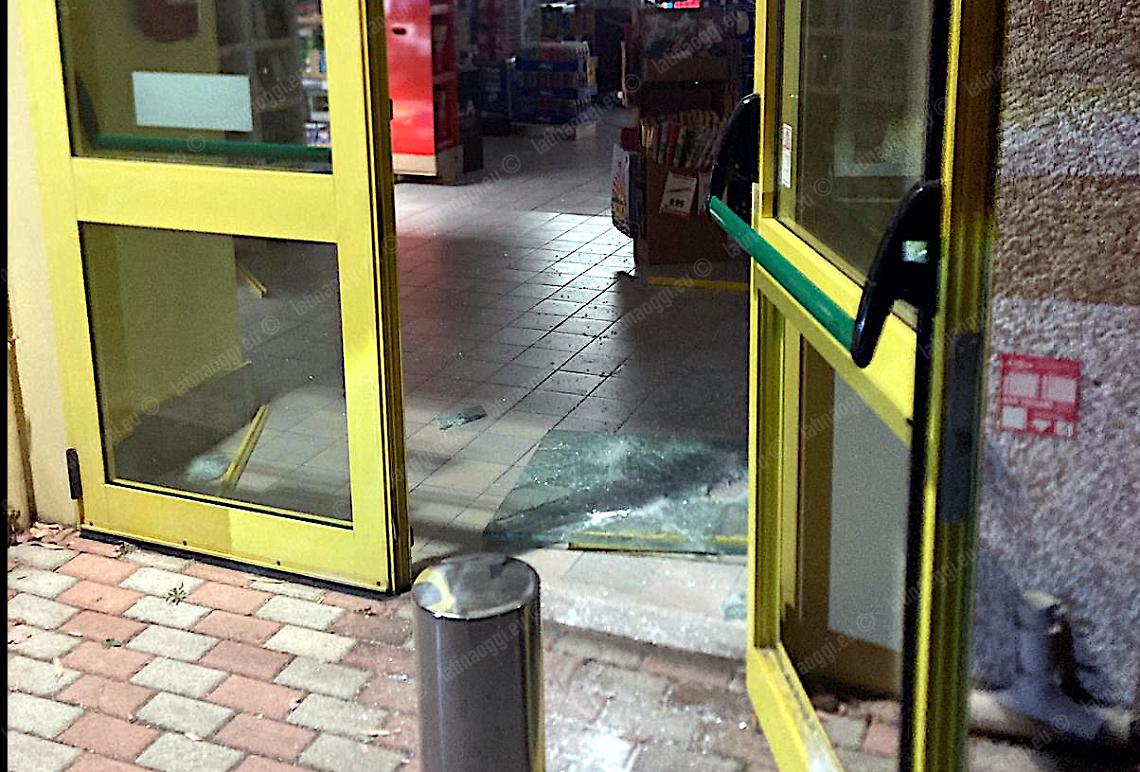 Sventati i colpi in due discount, ladri a segno in un bistrot