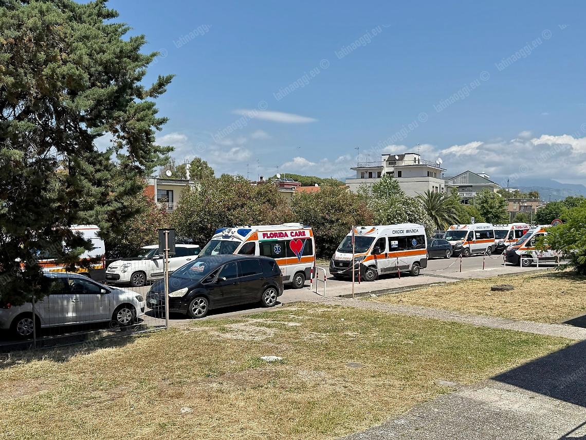 Pronto soccorso pieno, dieci ambulanze in fila