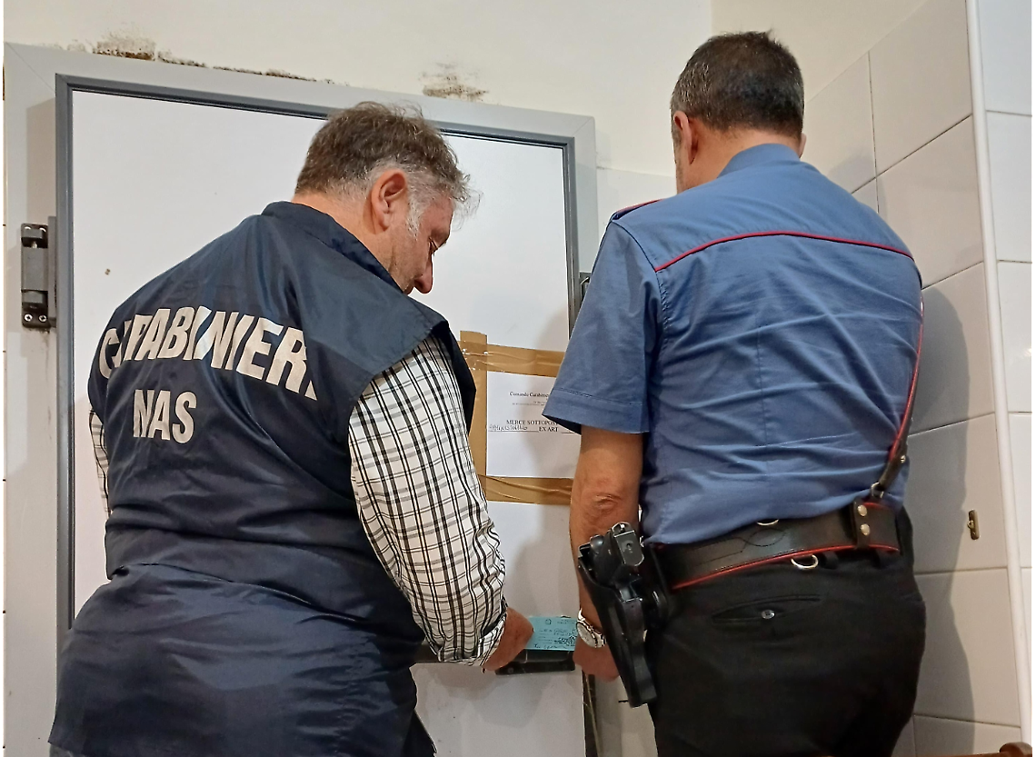 Una tonnellata di prodotti ittici irregolari: chiuso un ristorante
