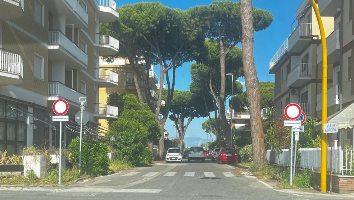 Viale Europa, strada vietata ma i cartelli dicono il contrario