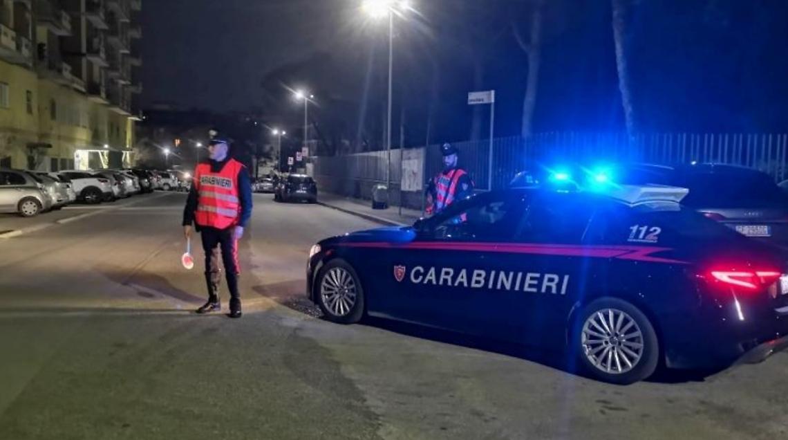 Girava in auto con due coltelli, nei guai un 44enne 