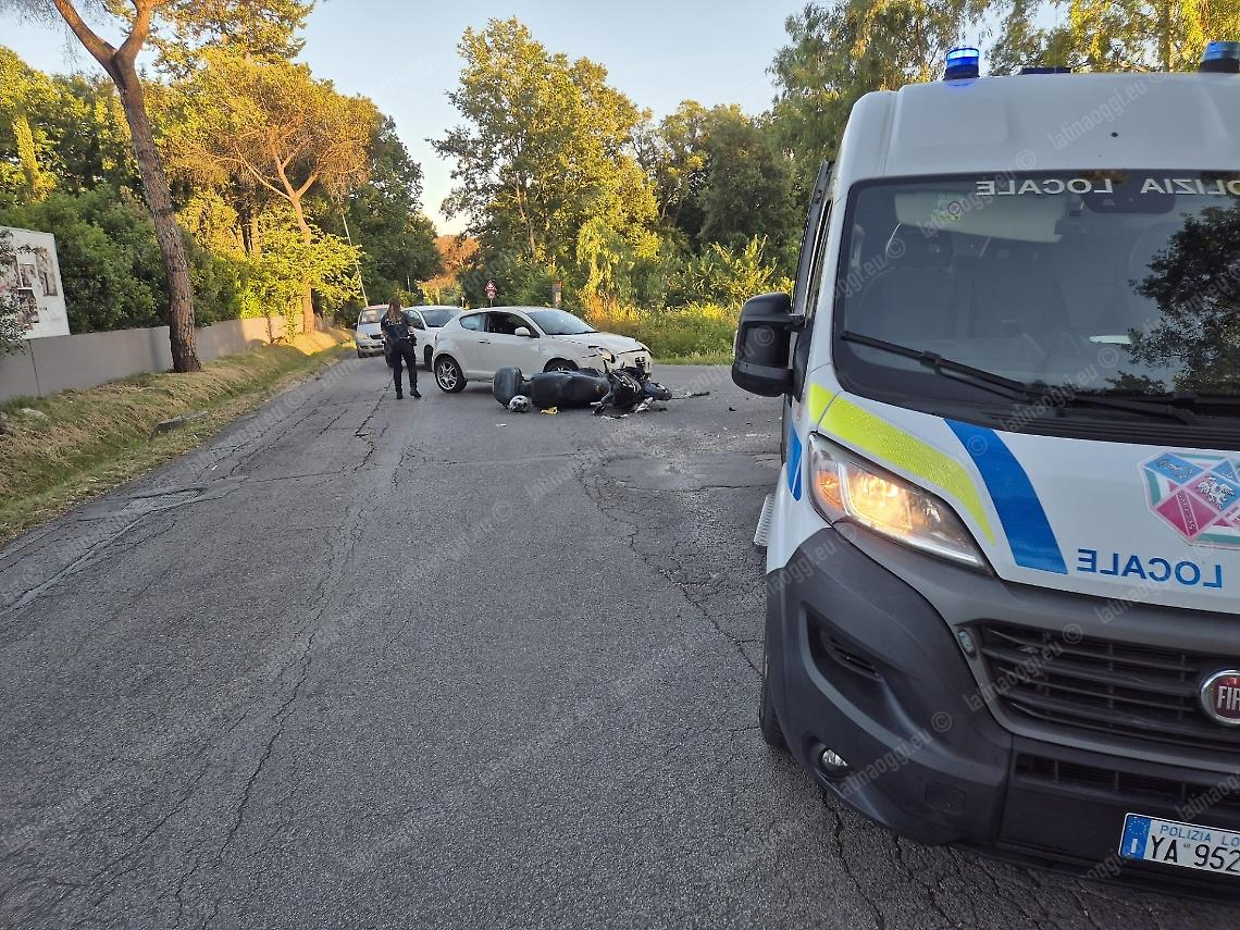 Scontro tra maxi scooter e auto: ferito un 50enne