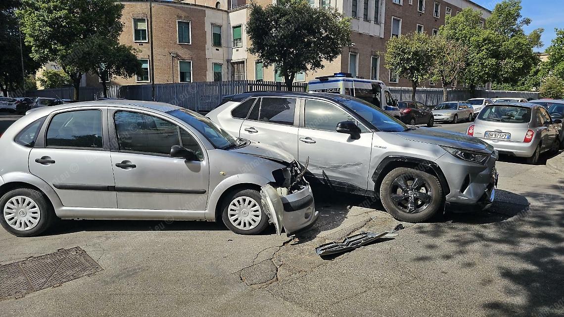 Scontro all'incrocio, una donna finisce in ospedale