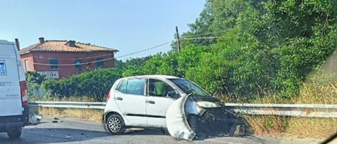 Imbocca la Pontina contromano e provoca un incidente