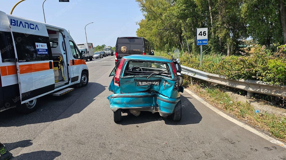 Violento tamponamento all'incrocio, feriti i conducenti
