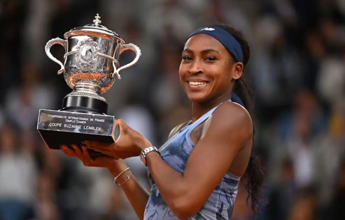 Coco Gauff con la coppa "Suzanne Lenglen"