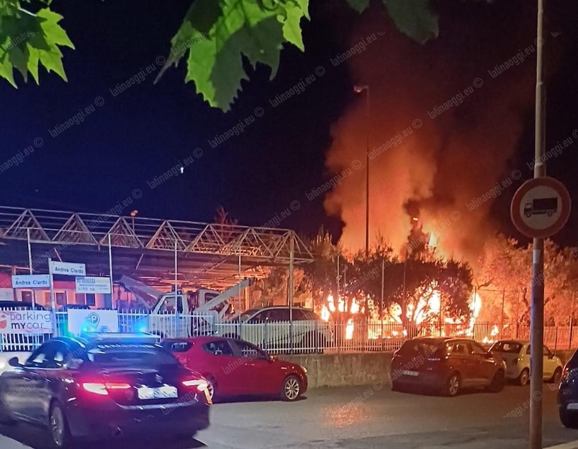 Incendio doloso nel centro meccanico, al vaglio le videocamere