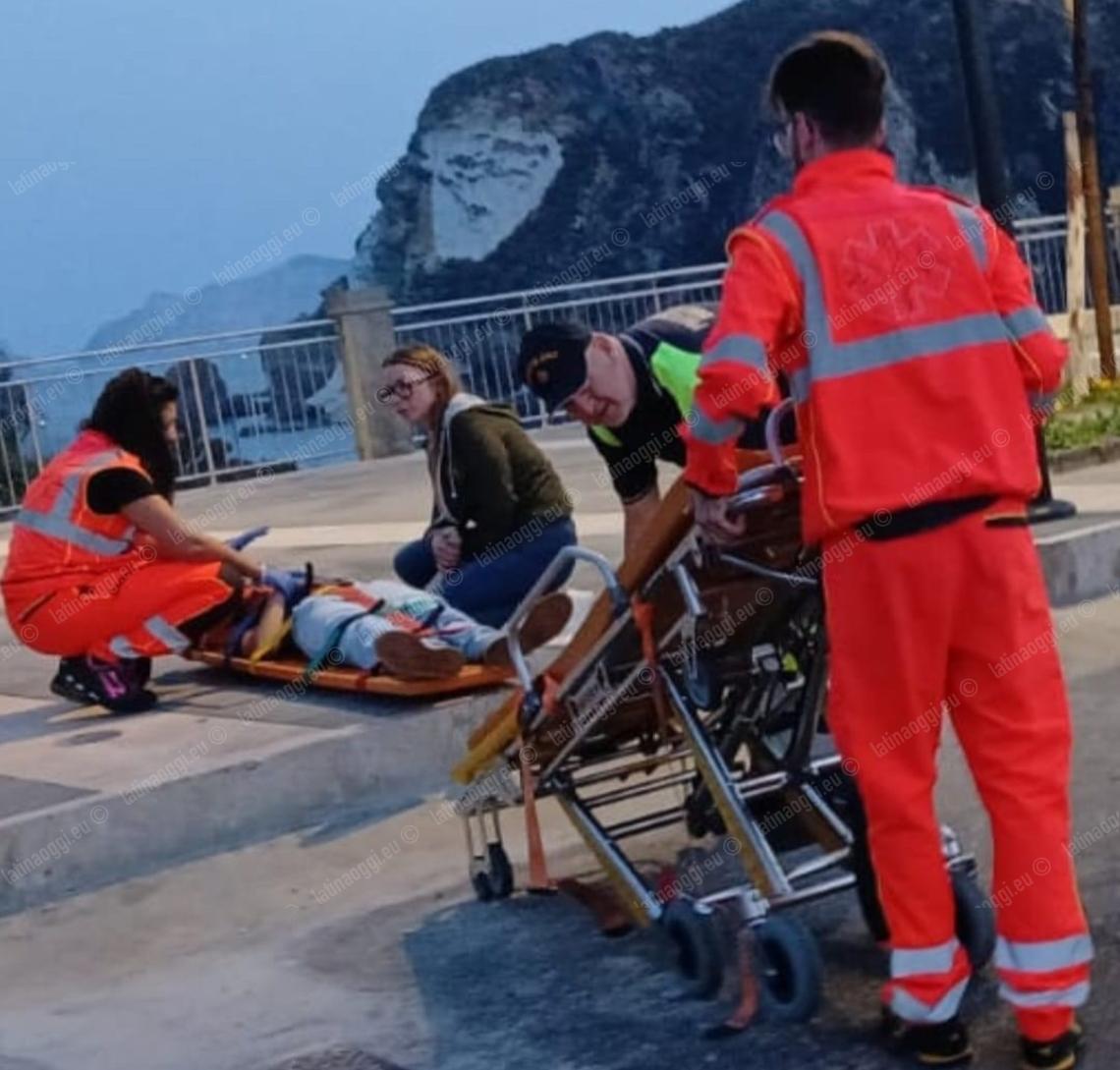 Ragazza cade in un burrone a Ponza, trasportata in eliambulanza al Goretti