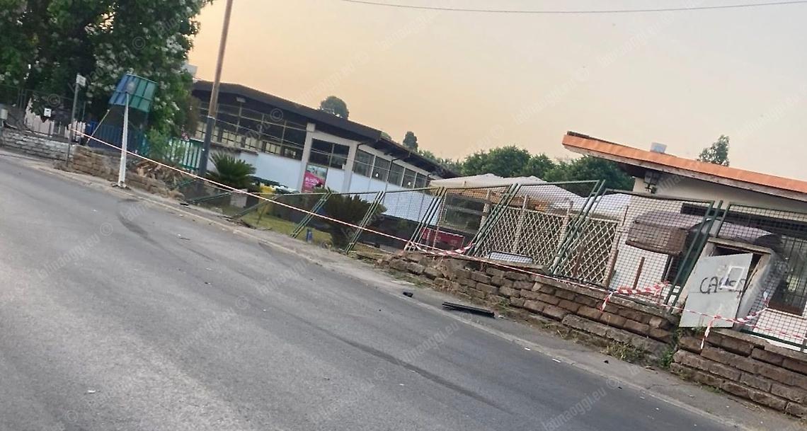 Non si ferma all’alt: inseguimento e spari, poi si schianta contro un muro