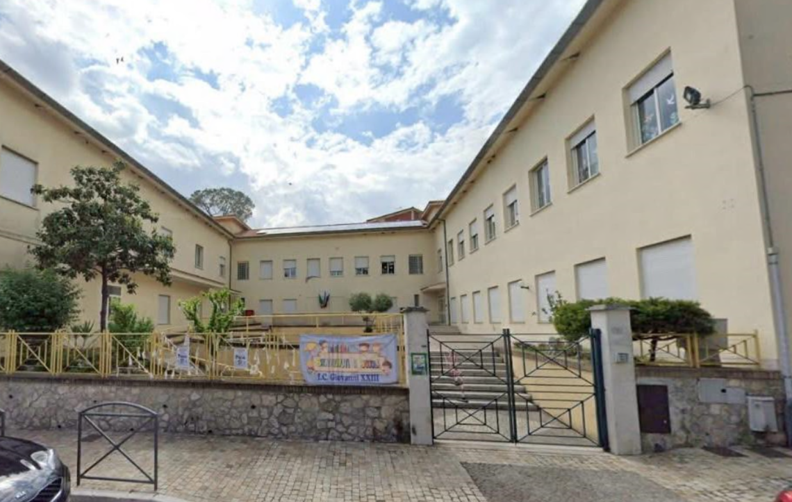 Alunni delle elementari trasferiti a sorpresa: scoppia la protesta dei genitori