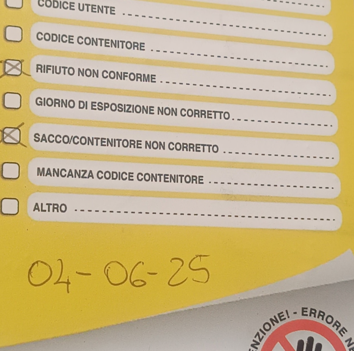 Rifiuti non differenziati lasciati a terra: raffica di multe e proteste