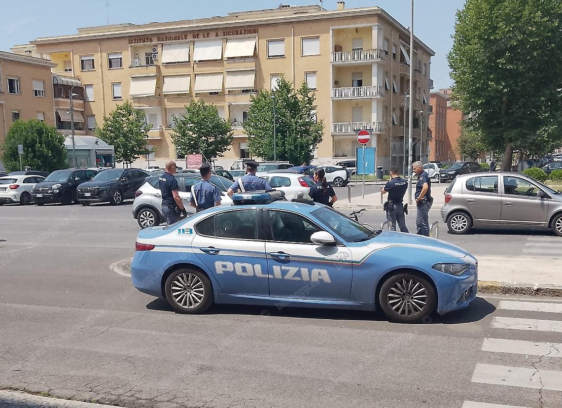 Sputa, aggredisce e minaccia passanti e avvocati