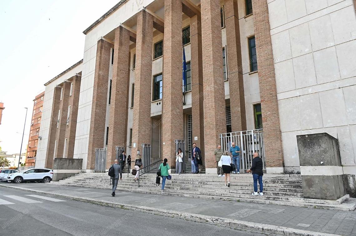 Processo Assedio ad Aprilia: prime intercettazioni in aula, difese contestano modalit&agrave; di trascrizione