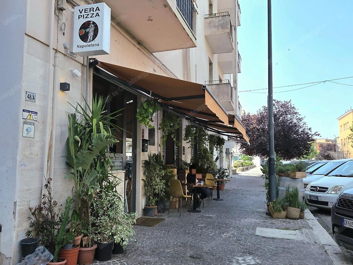 Tavoli e piante sul marciapiede senza autorizzazione, il Comune chiude la pizzeria per 10 giorni