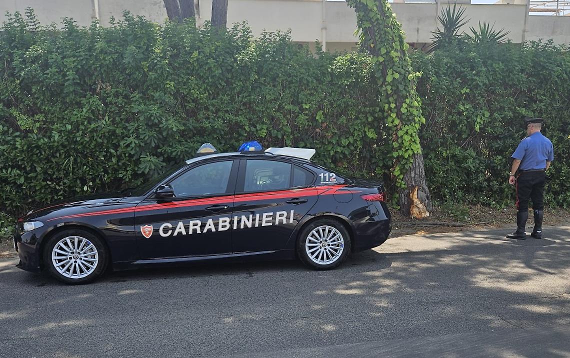 Insegue la ex con l'auto e la sperona, la donna finisce contro un albero