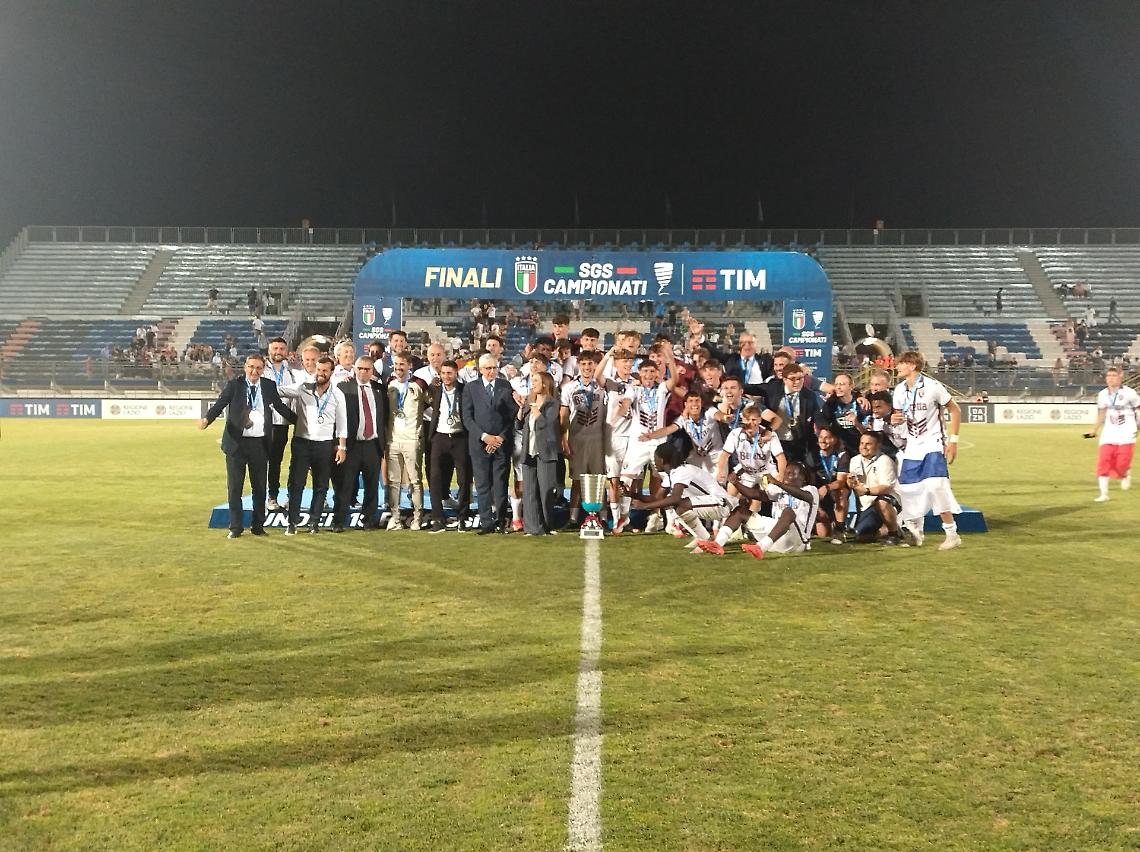 Il Torino fa festa con il trofeo