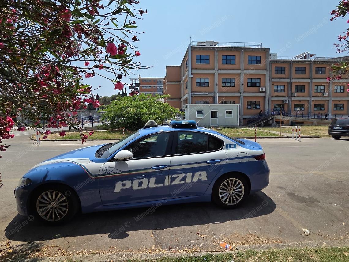 Raptus di follia di uno straniero, d&agrave; un morso a un poliziotto e devasta una volante 