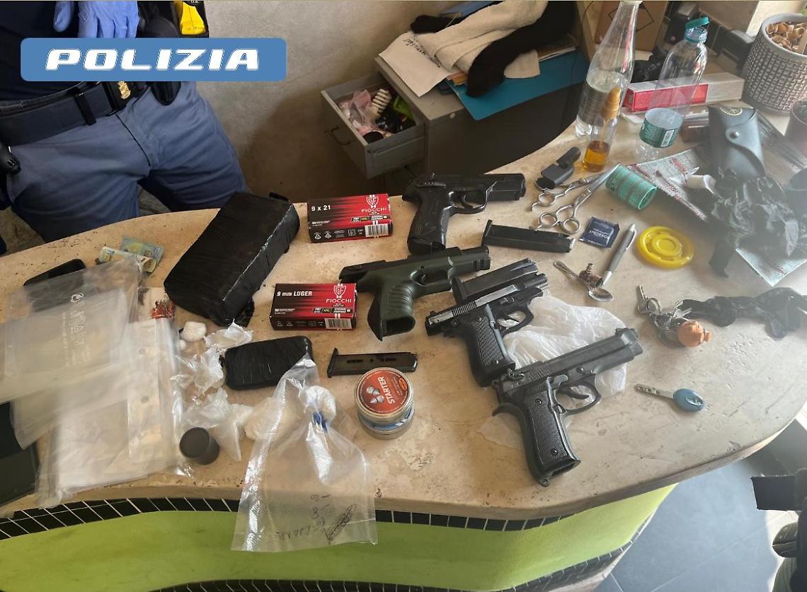 Aprilia, armi e droga in un’attività commerciale: arrestato un uomo