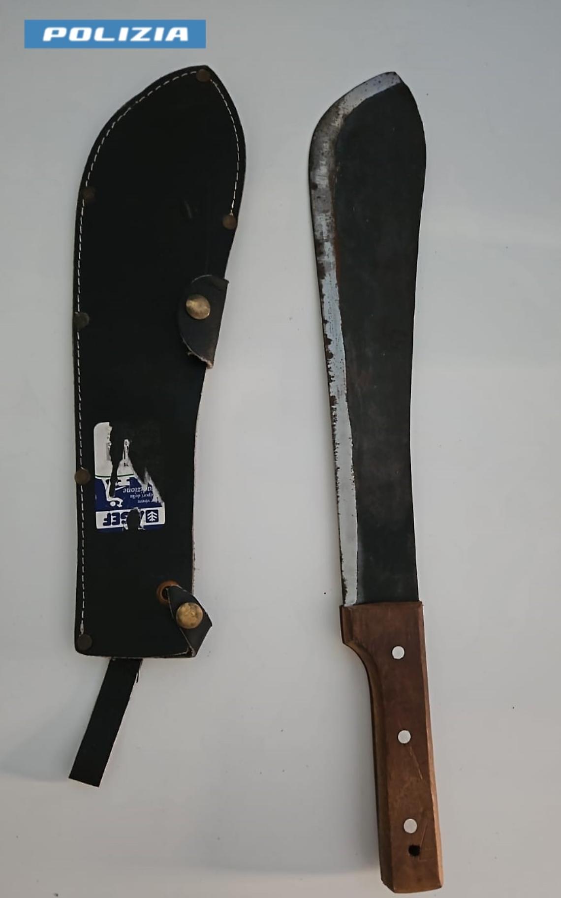Latina, uomo trovato in possesso di un machete: denunciato dalla Polizia