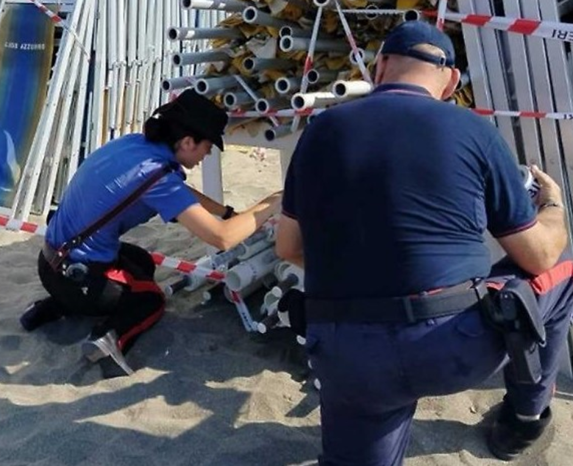 Ombrellini e sdraio fuori dagli spazi consentiti, sanzioni sul litorale