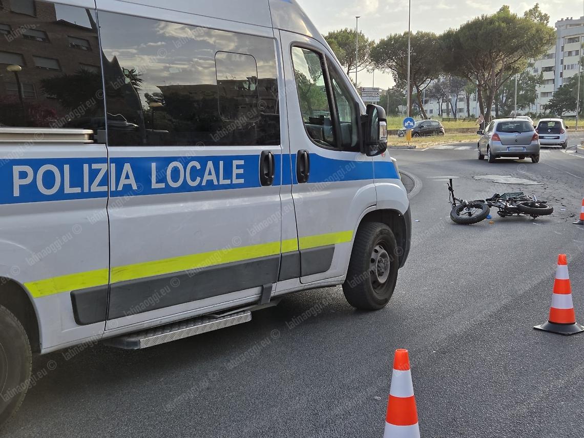 Scontro tra auto e bici in rotatoria, anziano investito insieme al cane