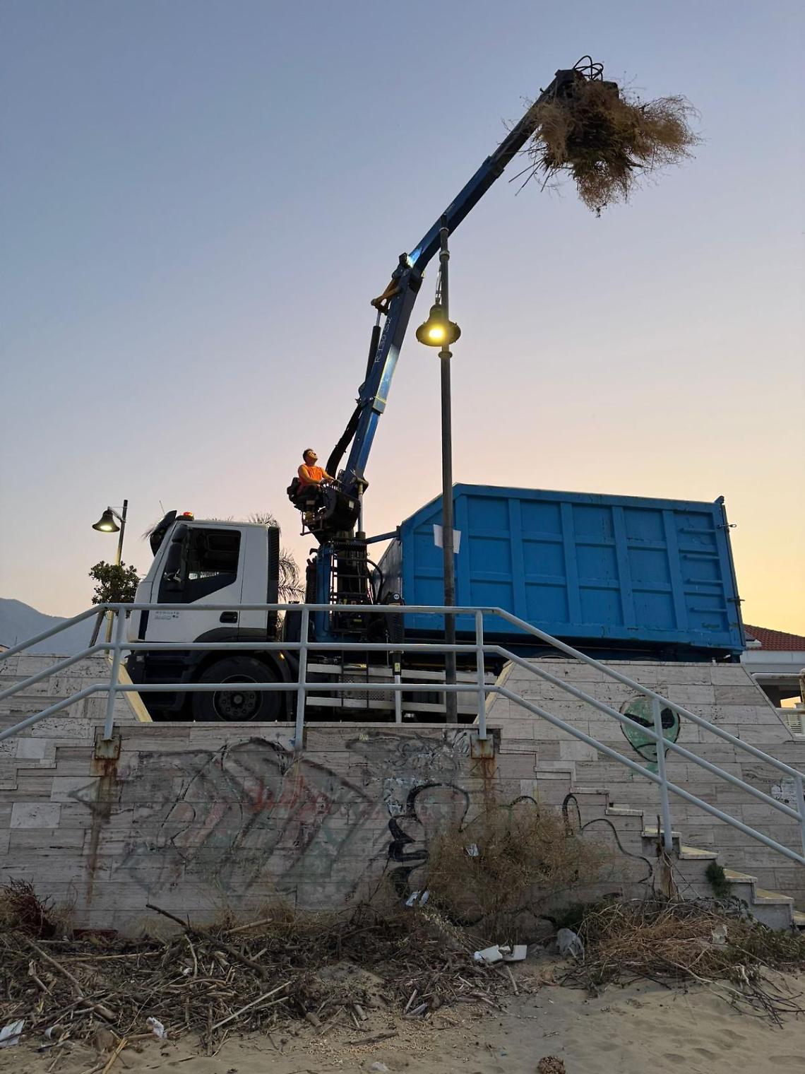 Formia si prepara all’estate: FRZ ripulisce le spiagge per una stagione da Bandiera Blu