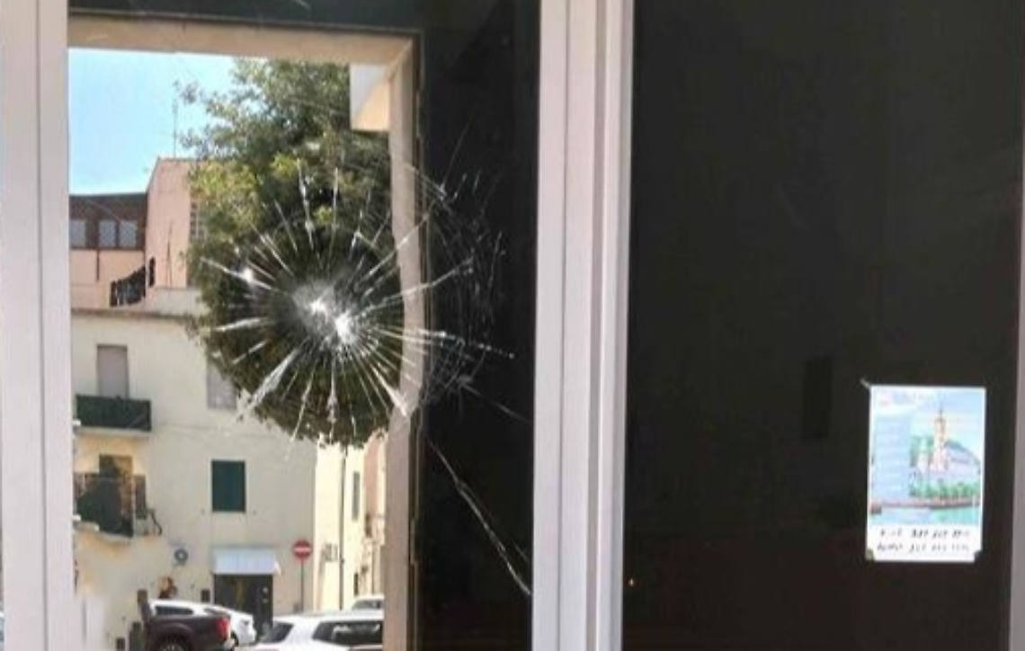 Prende a sassate la chiesa e gli agenti della Polizia locale