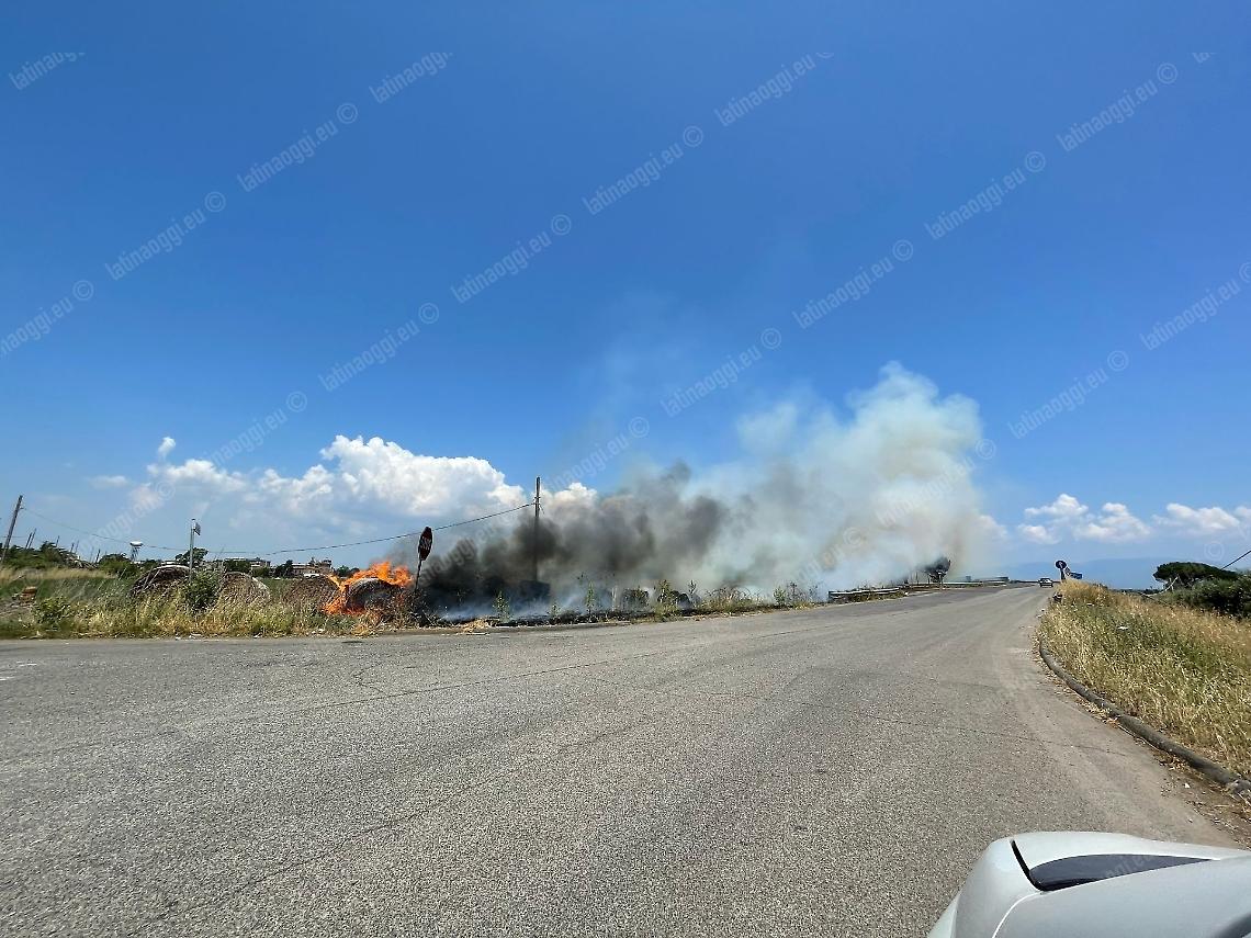 Incendio davanti all'area fiere di Campoverde, disagi sulla Pontina