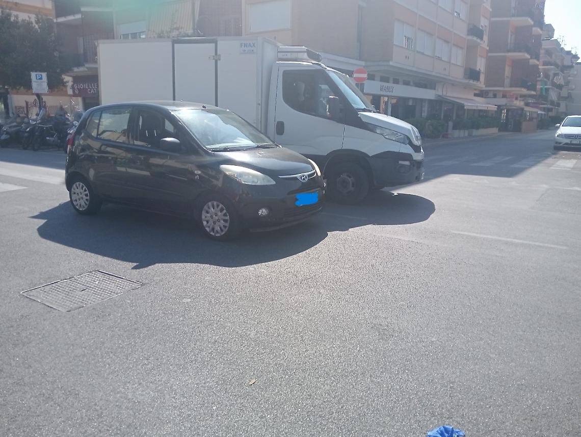Ragazza investita da un'auto, è stata trasportata all'ospedale Fiorini in codice rosso
