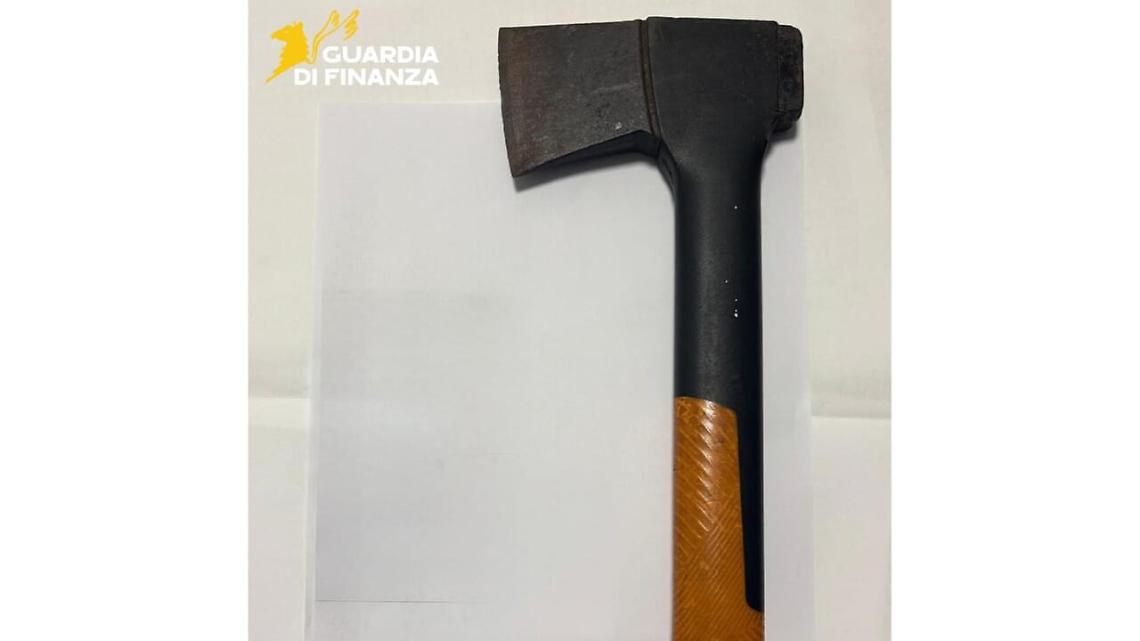 Fermato, aveva un'ascia in auto. "Mi serve per il lavoro di guardiano notturno di un chiosco"