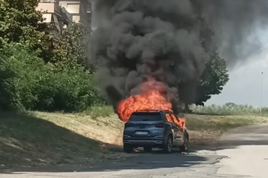 Fugge con l’auto rubata ma il mezzo prende fuoco