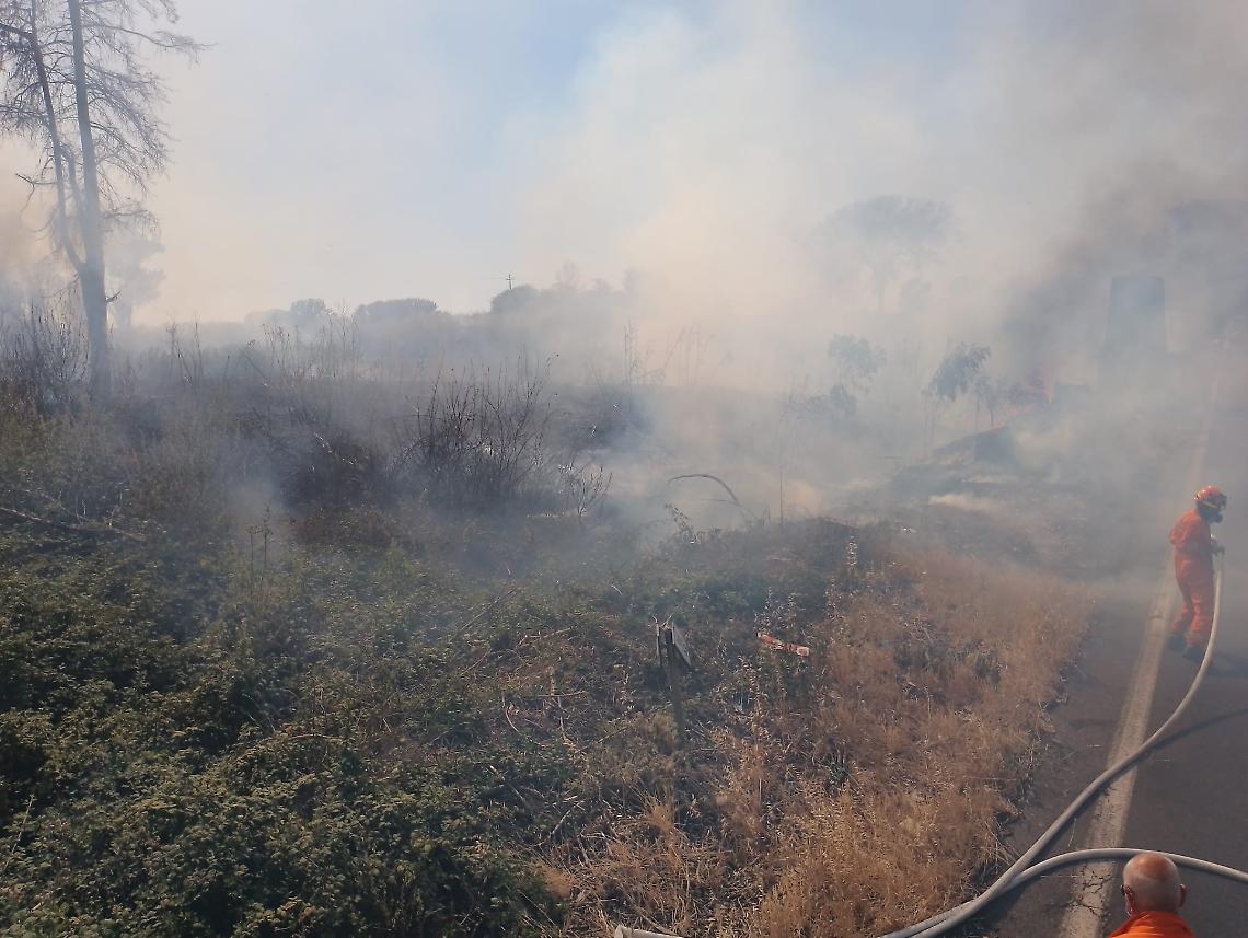 Vasto incendio sul ponte del Canale Mussolini: chiusa la SS7 Appia