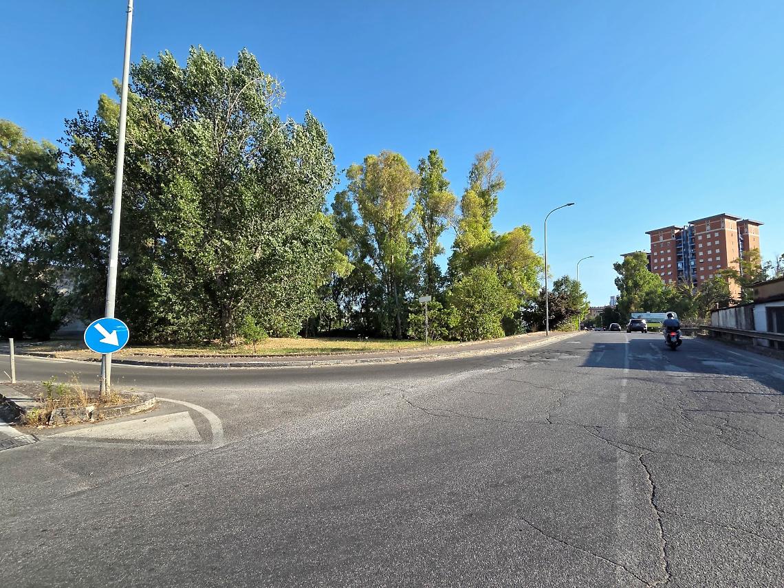 Una roulotte del clan per occupare un'area verde del Comune