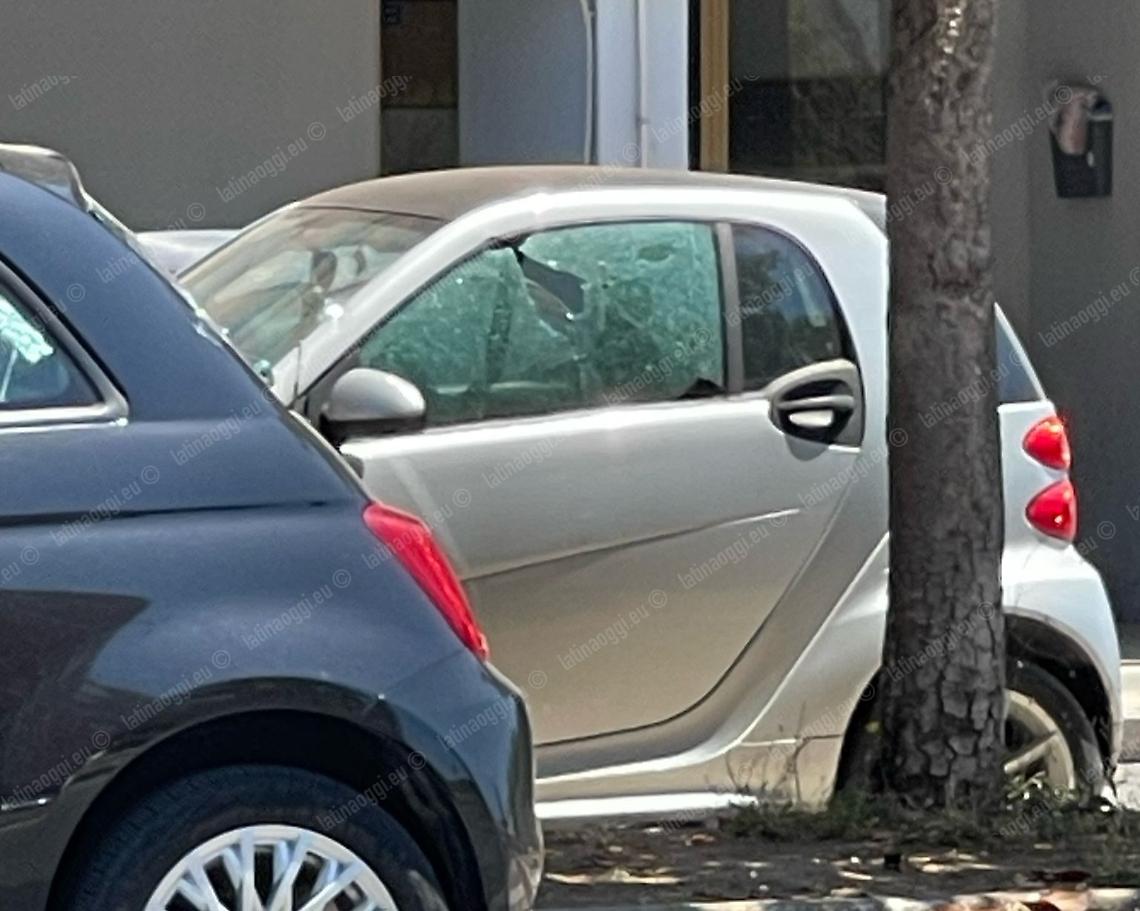 Esplode una bomba su via Ugo La Malfa, tre auto danneggiate e un ferito lieve: indaga la polizia