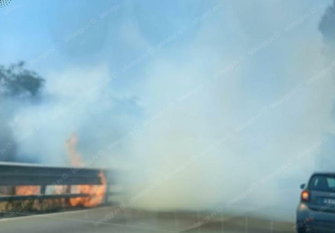 Incendio sulla Pontina, disagi alla circolazione