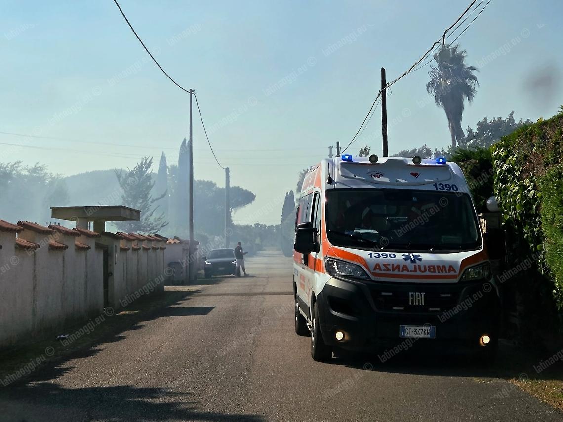 Fiamme tra le case, i cittadini si adoperano con tubi e secchi d'acqua
